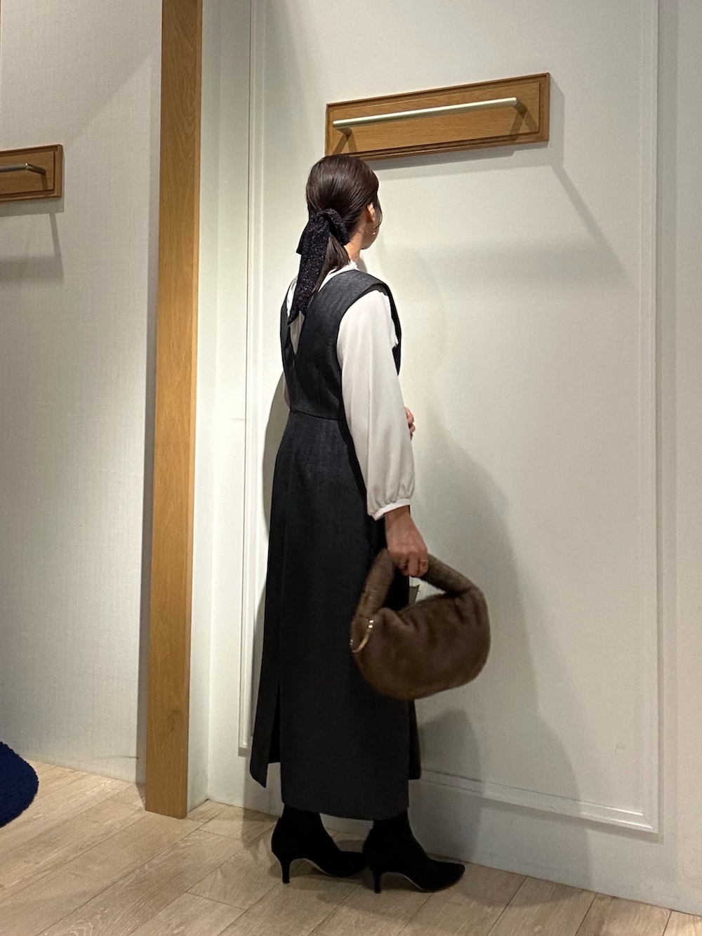 ベージュ系のシャツ/ブラウス、グレー系のワンピース、ホワイト系のカーディガン/ボレロを着用したレディースの秋コーディネートの5枚目の写真