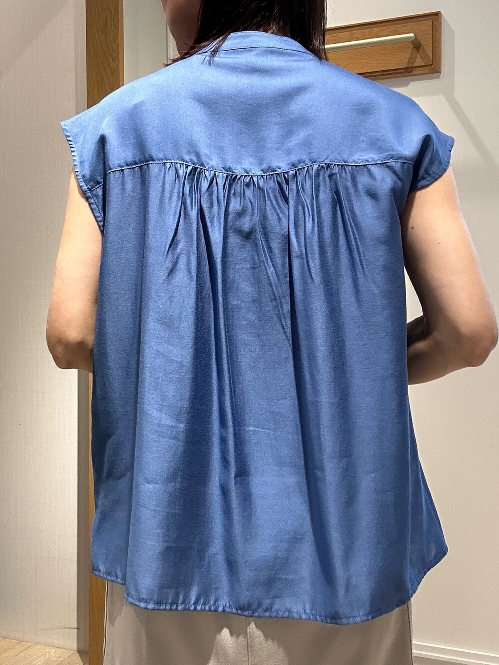 ブルー系のシャツ/ブラウス、ベージュ系のスカート、ブラック系のサンダルを着用したレディースの夏コーディネートの8枚目の写真