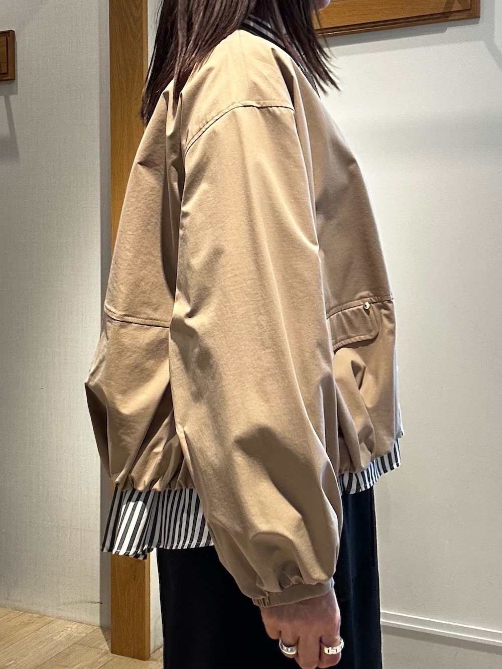 ブラック系のスカート、グレー系のシャツ/ブラウス、イエロー系のブルゾンを着用したレディースの春コーディネートの5枚目の写真