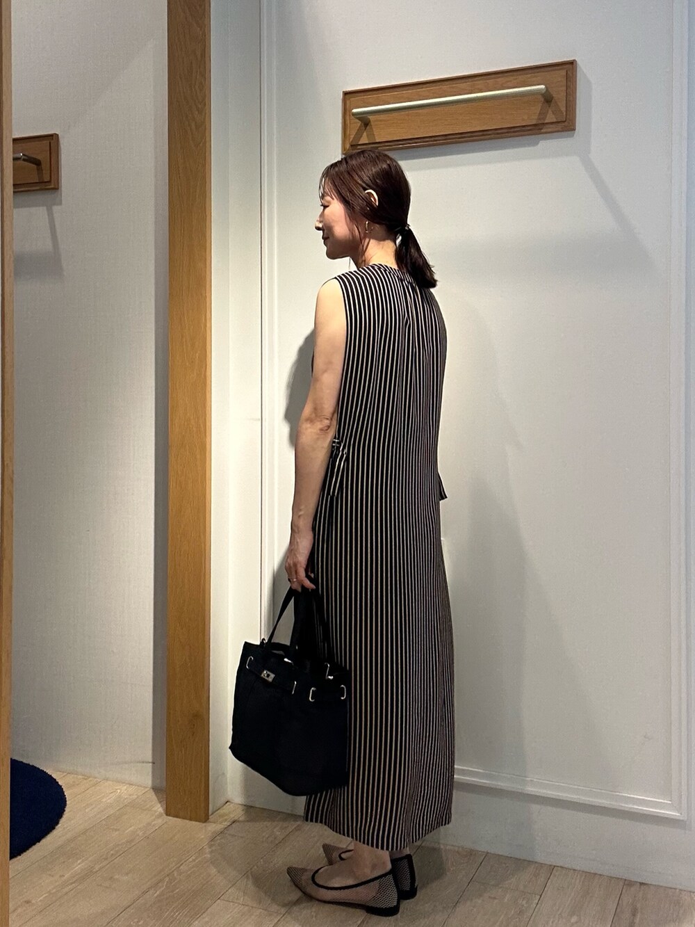 グレー系のテーラードジャケット、ブルー系のテーラードジャケット、ブラック系のトートバッグを着用したレディースの夏コーディネートの2枚目の写真