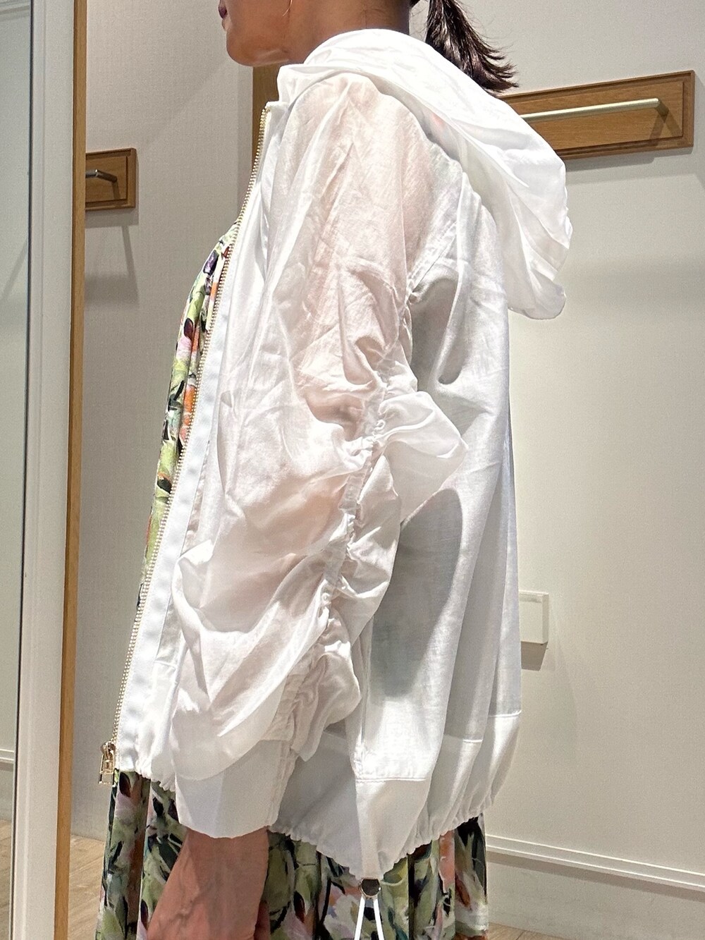 ホワイト系のブルゾン、グリーン系のワンピースを着用したレディースの夏コーディネートの9枚目の写真