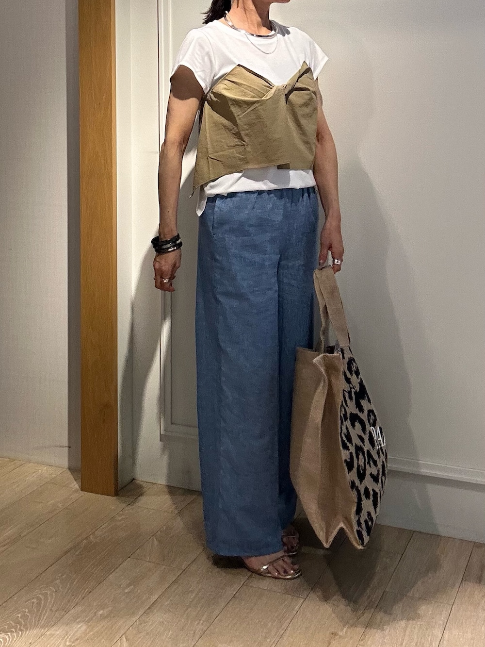 「夏コーデ、大人コーデ、シンプルスタイル、大人女子、夏、デニムコーデ、夏服コーデ、低身長女子、ビスチェ×デニム、ビスチェコーデ、ビスチェ風、低身長コーデ、40代ファッション、40代」｜「MICO COULIERのVINTAGE DENIMプリント ギャザーヨークパンツ（その他パンツ、ブルー系）」を使った、daimonさん（レディース・154cm）の夏コーディネートの6枚目の写真