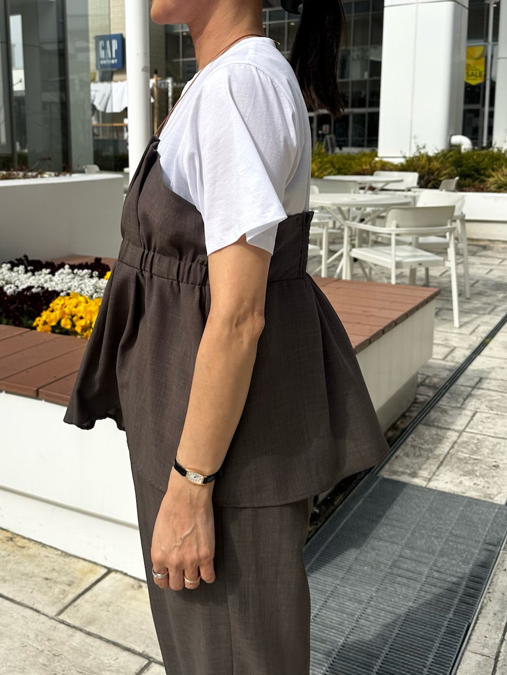 グリーン系のシャツ/ブラウス、ブルー系のブルゾン、ブルー系のショルダーバッグを着用したレディースの春コーディネートの5枚目の写真