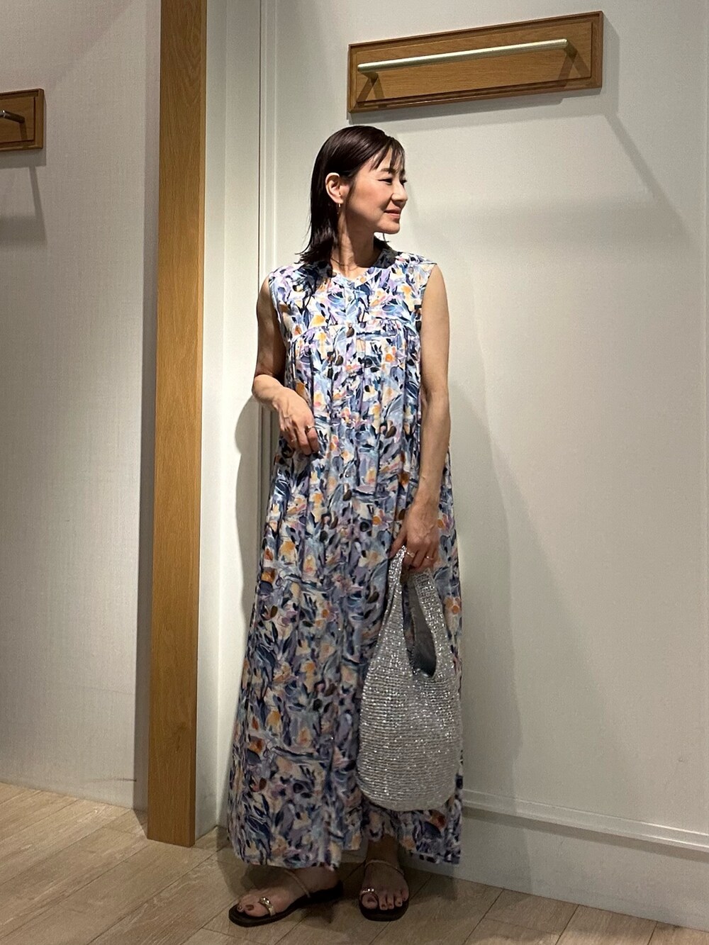 ブルー系のワンピース、イエロー系のノーカラージャケット、ベージュ系のボストンバッグを着用したレディースの夏コーディネートの10枚目の写真