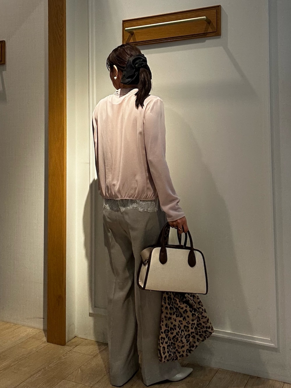 ホワイト系のTシャツ/カットソー、ベージュ系のその他パンツ、ベージュ系のノーカラージャケットを着用したレディースの春コーディネートの3枚目の写真