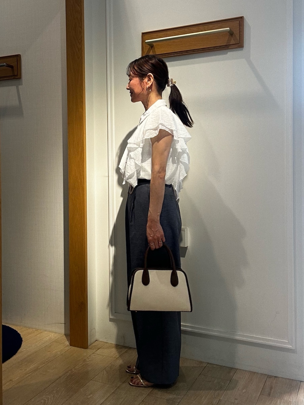 ホワイト系のシャツ/ブラウス、ブルー系のその他パンツ、ベージュ系のテーラードジャケットを着用したレディースの春コーディネートの2枚目の写真