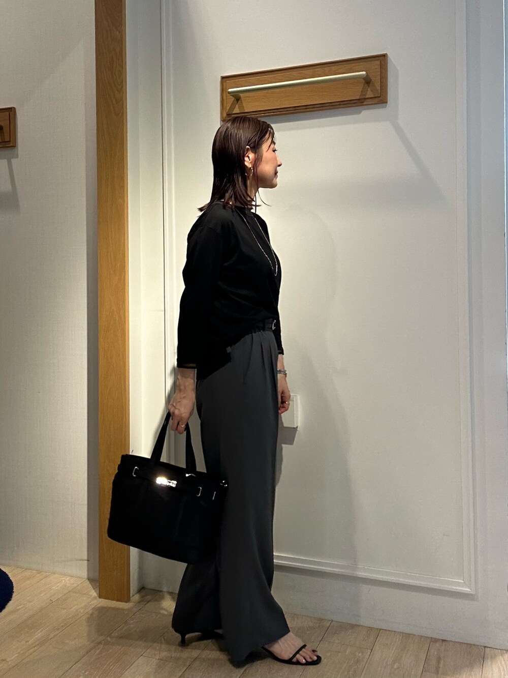 ブラック系のTシャツ/カットソー、グレー系のその他パンツ、グレー系のテーラードジャケットを着用したレディースの秋コーディネートの2枚目の写真