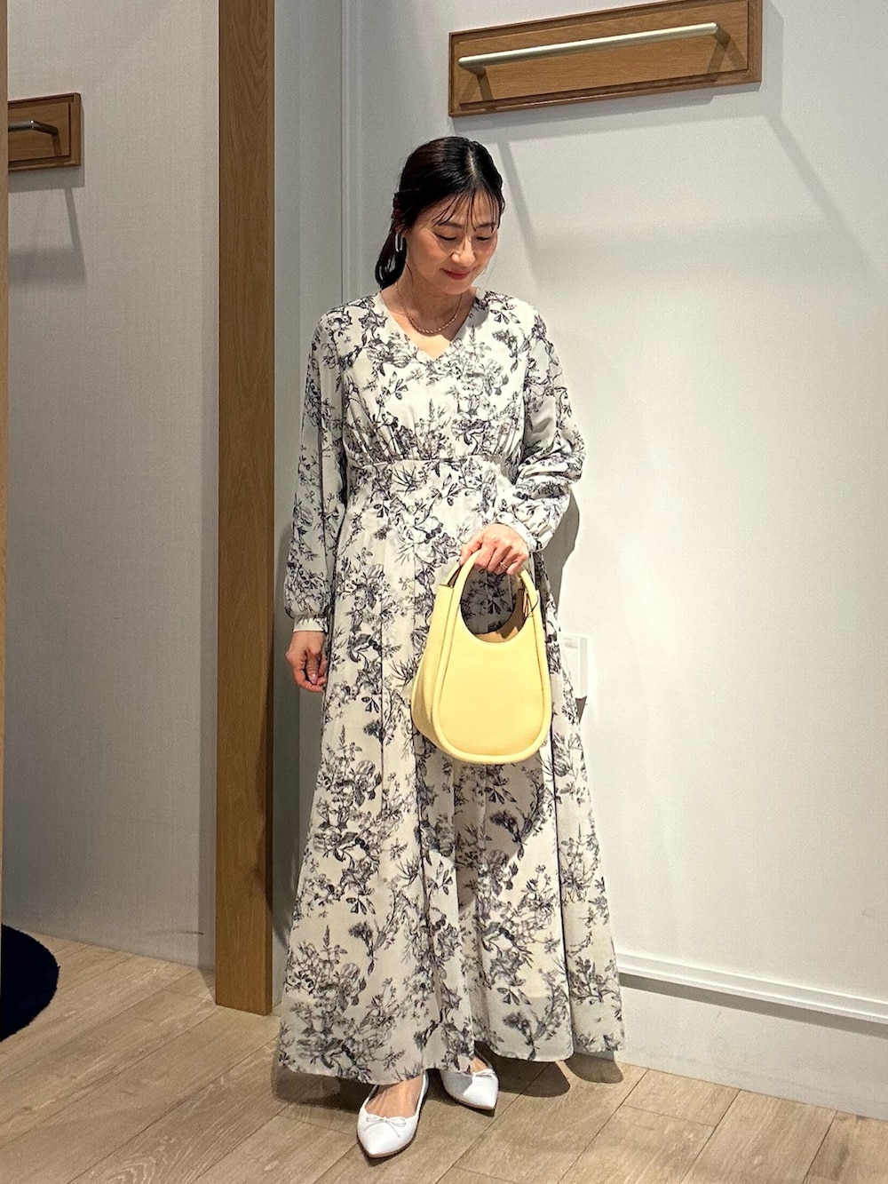 「休日スタイル、オトナカジュアル、オトナ女子、春服、春カラー、キレイめ、40代ファッション、紺ブレ、ジャケット、ジャケットスタイル、ジャケットコーデ、フラワープリント、花柄、花柄ワンピース、フラワープリントワンピース」｜「MICO COULIERのフラワープリントワンピース（ワンピース、ベージュ系）」を使った、daimonさん（骨格ナチュラル・レディース・154cm）の春コーディネートの4枚目の写真