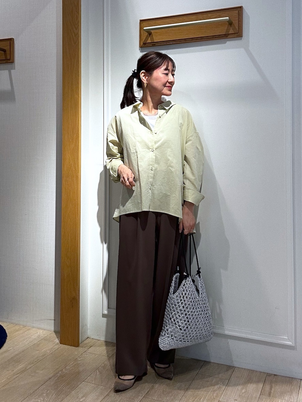 イエロー系のシャツ/ブラウス、グレー系のTシャツ/カットソー、ブラウン系のその他パンツを着用したレディースの春コーディネートの6枚目の写真