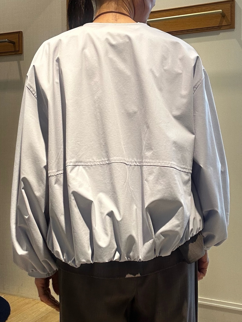 ブルー系のショルダーバッグ、ブルー系のブルゾン、グリーン系のシャツ/ブラウスを着用したレディースの春コーディネートの6枚目の写真