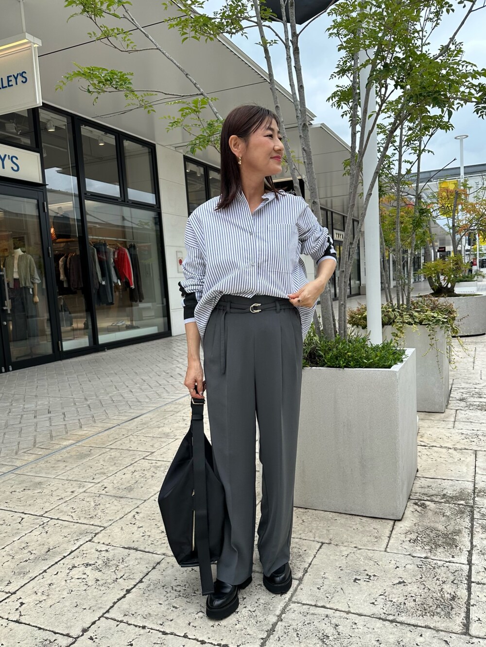 グレー系のその他パンツ、ホワイト系のシャツ/ブラウス、ホワイト系のTシャツ/カットソーを着用したレディースの秋コーディネートの10枚目の写真