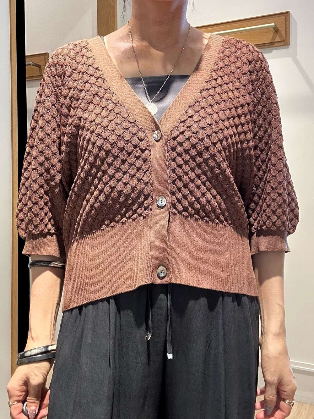 ブラウン系のカーディガン/ボレロ、グレー系のTシャツ/カットソー、ブラック系のその他パンツを着用したレディースの夏コーディネートの6枚目の写真