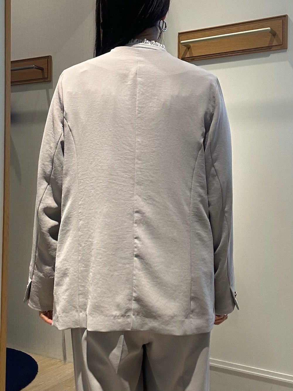 「春色、春めき満開コーデ、オトナ女子、着回しコーデ、キレイめ、春服、ママファッション、ベージュ、シャツコーデ、低身長コーデ、低身長女子、セットアップ、セットアップスタイル、40代ファッション、スーツスタイル」｜「MICO COULIERの《セットアップ対応》ハイストレッチカルゼワッシャーノーカラージャケット（ノーカラージャケット、ベージュ系）」を使った、daimonさん（骨格ナチュラル・レディース・154cm）の春コーディネートの8枚目の写真