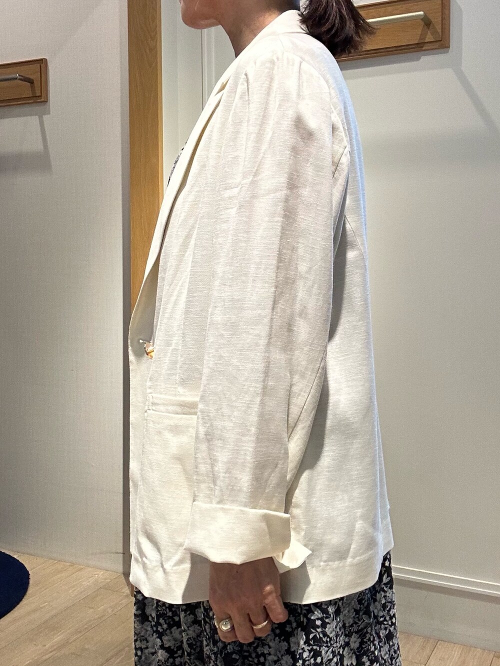 ブラック系のワンピース、ホワイト系のテーラードジャケット、ブラック系のショルダーバッグを着用したレディースの夏コーディネートの7枚目の写真