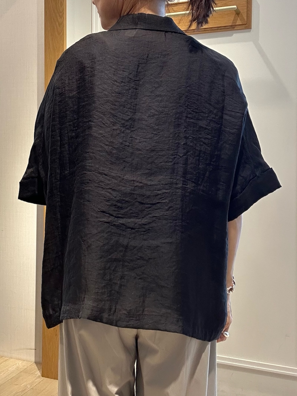 ブラック系のテーラードジャケット、ブルー系のシャツ/ブラウス、ベージュ系のその他パンツを着用したレディースの夏コーディネートの7枚目の写真