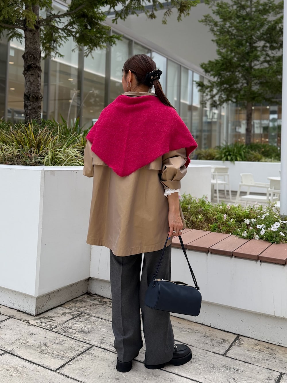 イエロー系のダッフルコート、ブラック系のその他パンツ、ホワイト系のシャツ/ブラウスを着用したレディースの秋コーディネートの3枚目の写真