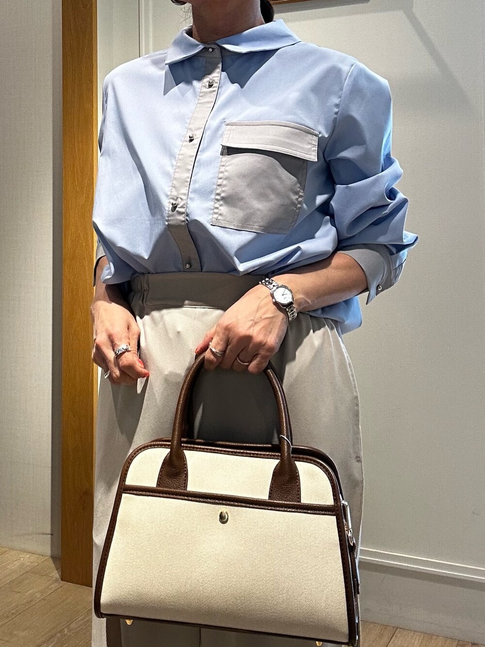 ブルー系のシャツ/ブラウス、ベージュ系のその他パンツ、ブルー系のその他アウターを着用したレディースの春コーディネートの7枚目の写真