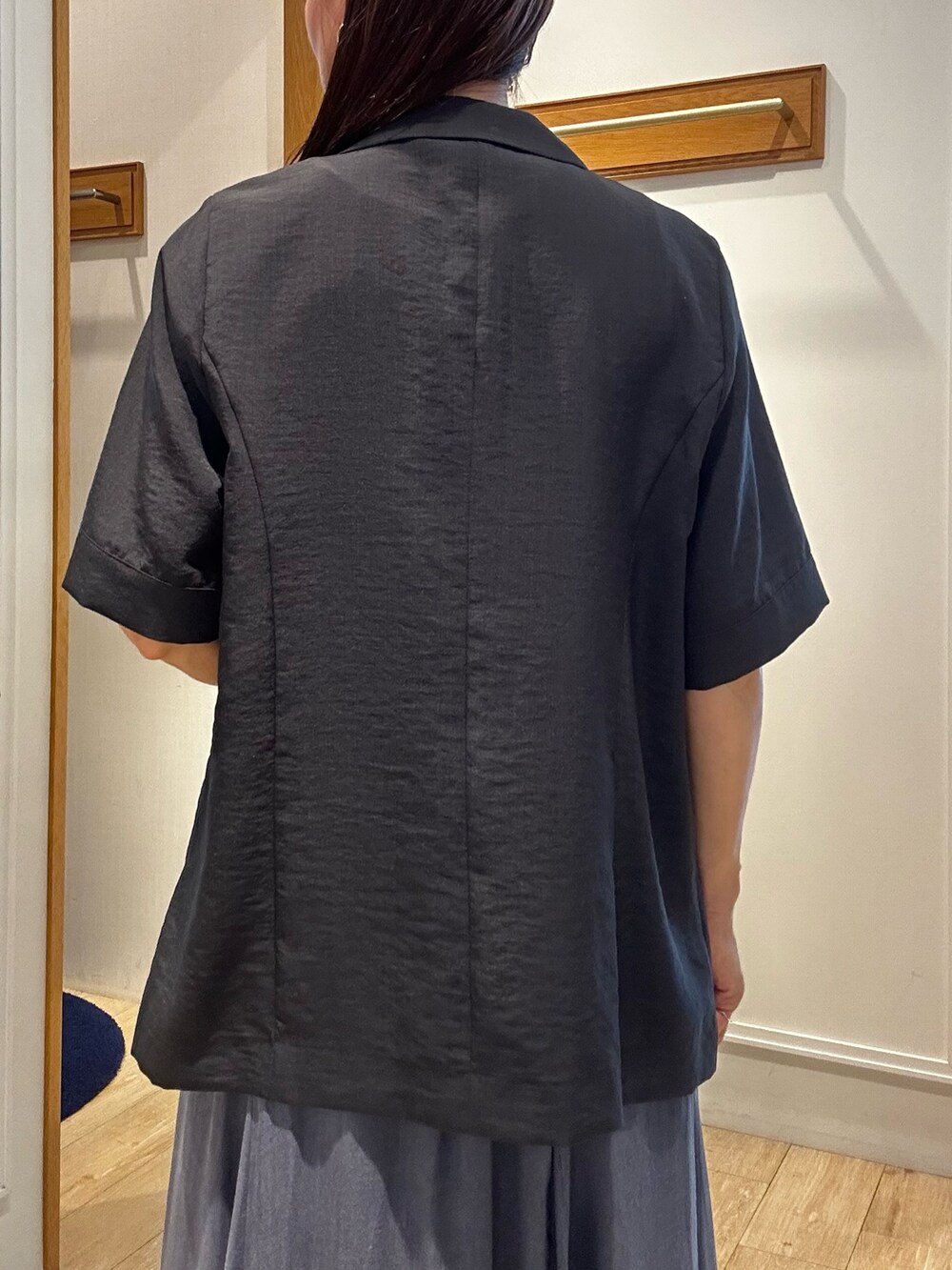 グレー系のテーラードジャケット、オレンジ系のシャツ/ブラウス、ホワイト系のTシャツ/カットソーを着用したレディースの夏コーディネートの6枚目の写真