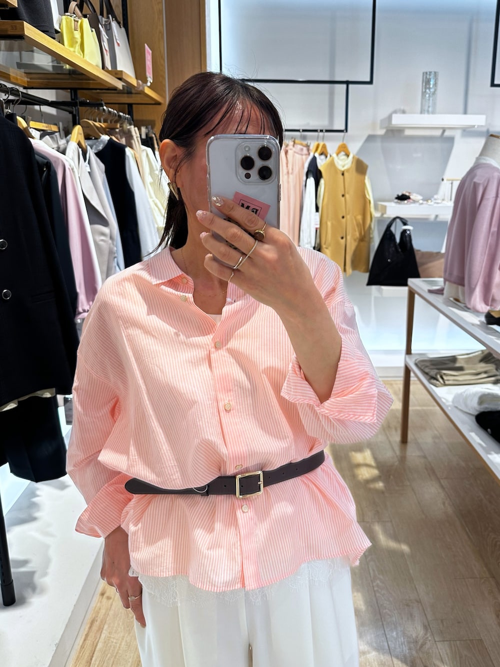 ピンク系のシャツ/ブラウス、ホワイト系のTシャツ/カットソー、ホワイト系のその他パンツを着用したレディースの春コーディネートの9枚目の写真