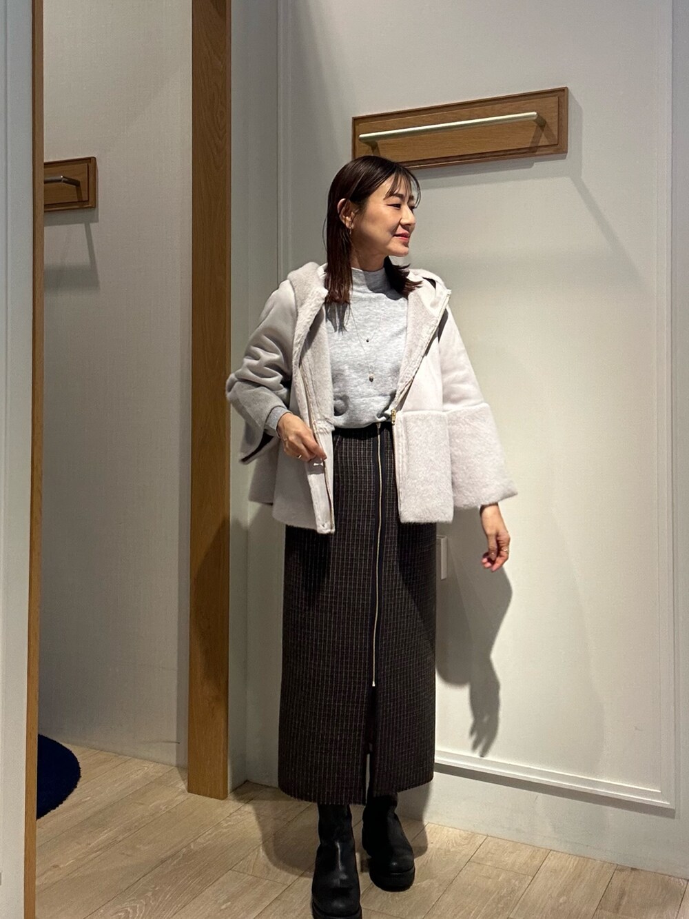 「冬アウター、秋冬コーデ、大人かわいい、休日コーデ、おでかけコーデ、オトナカジュアル、キレイめ、シンフルコーデ、きれいめコーディネート、お仕事コーデ、あったかコーデ、低身長コーデ、ムートンコート、ファーコート、40代ファッション」｜「MICO COULIERのフェイクムートンファーコート（ブルゾン、グレー系）」を使った、daimonさん（骨格ナチュラル・レディース・154cm）の冬コーディネートの5枚目の写真