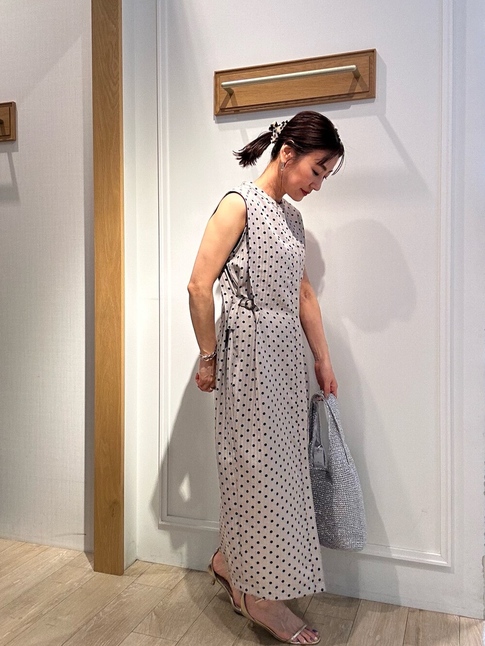 ベージュ系のワンピース、ブルー系のノーカラージャケットを着用したレディースの夏コーディネートの10枚目の写真