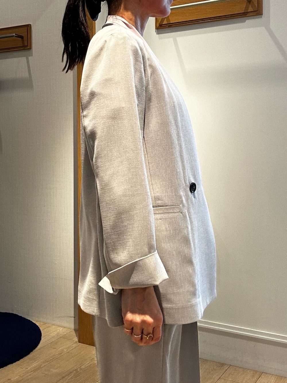 ピンク系のシャツ/ブラウス、ホワイト系のTシャツ/カットソー、ベージュ系のノーカラージャケットを着用したレディースの春コーディネートの6枚目の写真