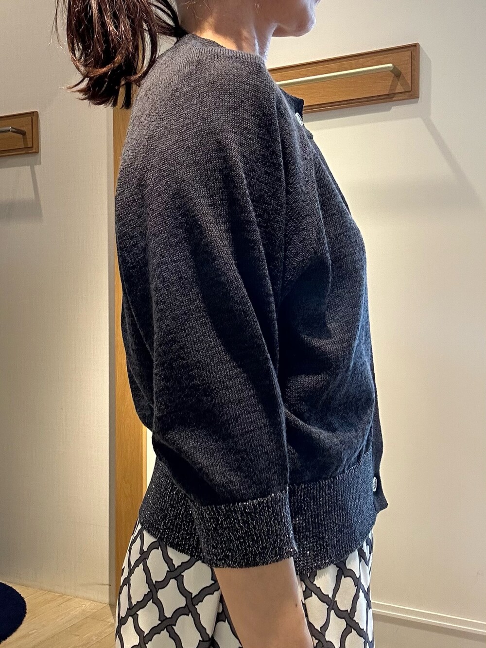 「春色、春めき満開コーデ、大人カジュアル、お花見コーデ、大人女子、オトナカワイイ、デイリーカジュアル、お出かけコーデ、初春コーデ、オトナ女子、低身長コーデ、低身長女子、40代ファッション、カーディガンコーデ、ワンピース」｜「MICO COULIERのアイテム（カーディガン/ボレロ、ブラック系）」を使った、daimonさん（骨格ナチュラル・レディース・154cm）の春コーディネートの8枚目の写真
