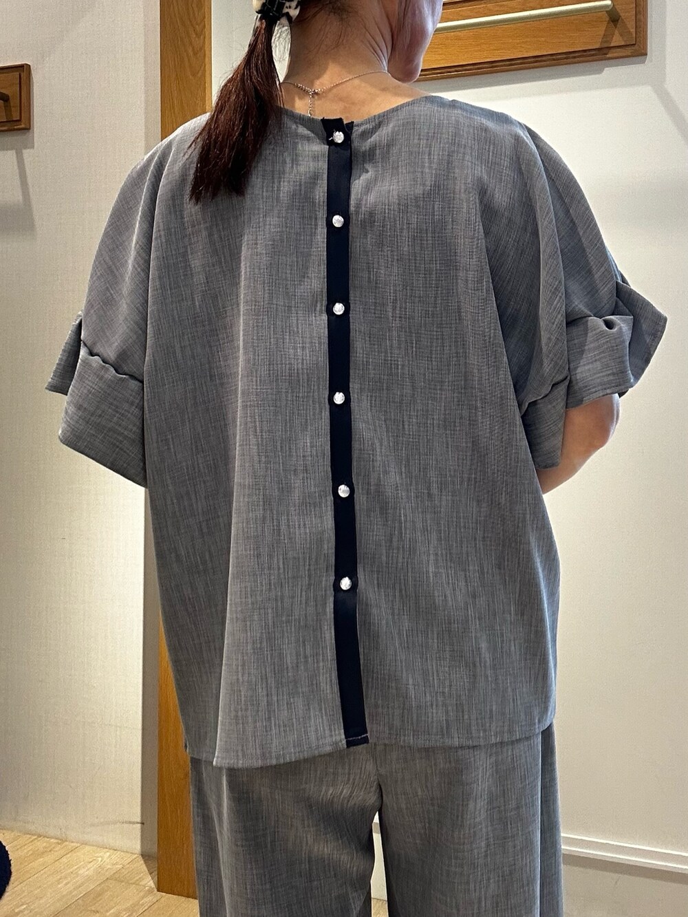 ブルー系のシャツ/ブラウス、ブルー系のその他パンツ、ホワイト系のブルゾンを着用したレディースの春コーディネートの8枚目の写真