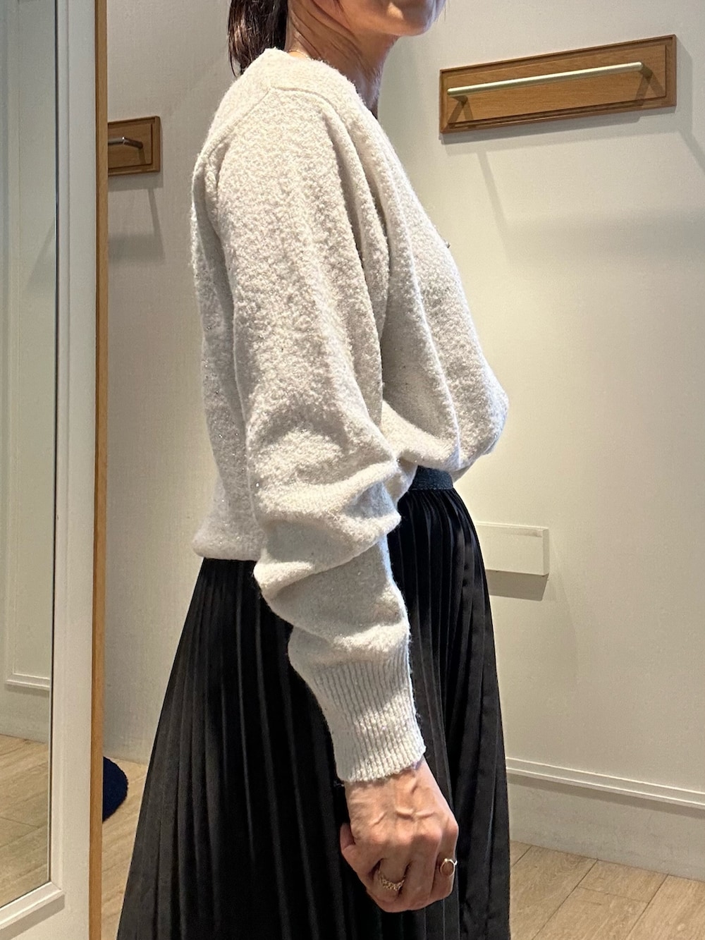 ホワイト系のニット/セーター、グレー系のスカート、ホワイト系のトートバッグを着用したレディースの秋コーディネートの6枚目の写真