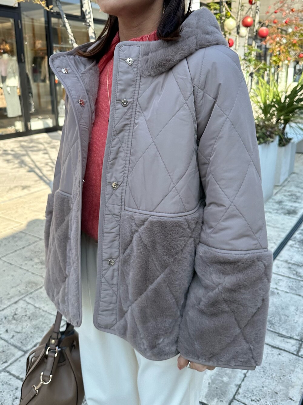 ブラウン系のブルゾン、オレンジ系のニット/セーターを着用したレディースの冬コーディネートの5枚目の写真