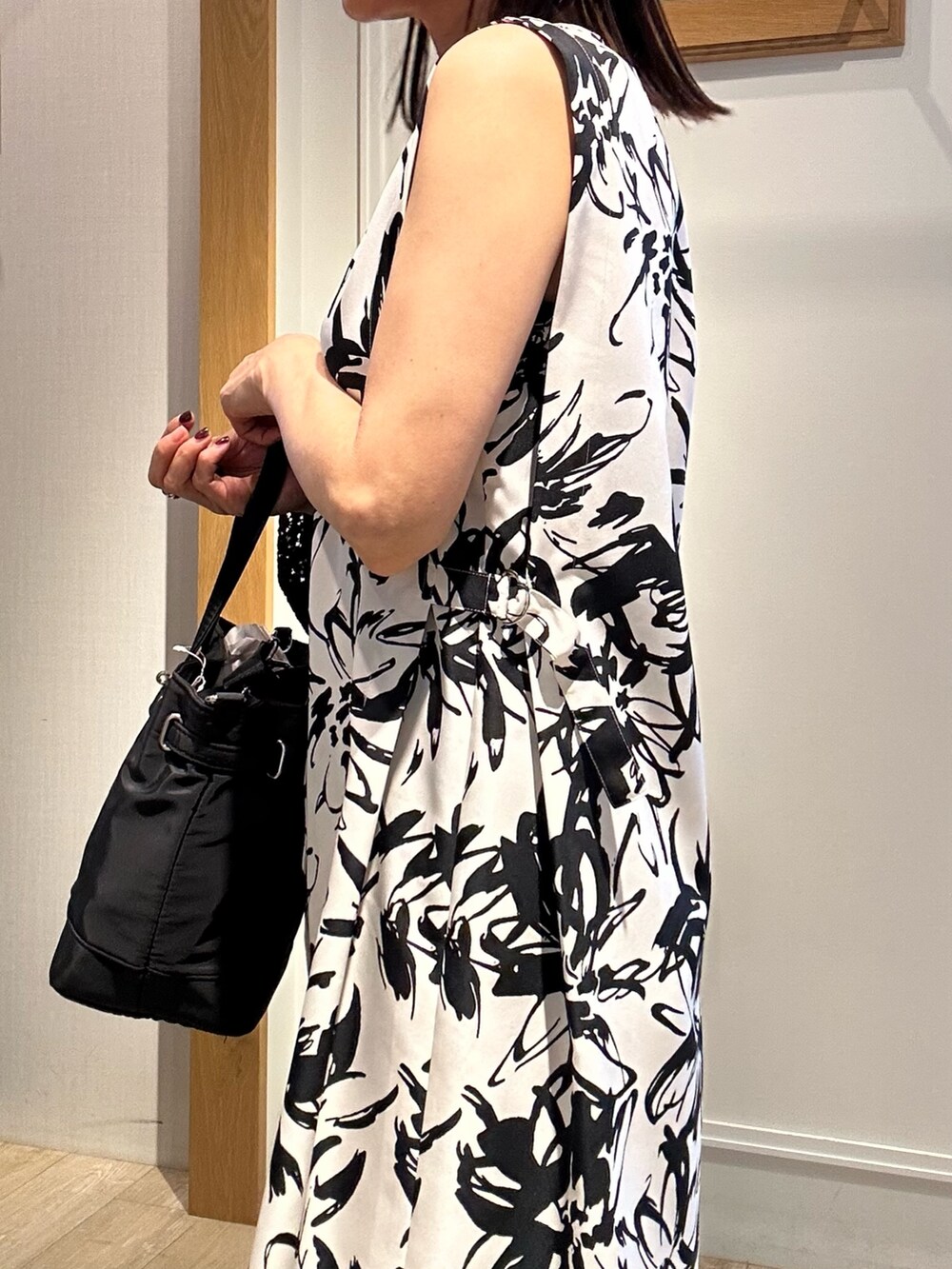 ホワイト系のワンピース、ブラック系のトートバッグを着用したレディースの秋コーディネートの6枚目の写真