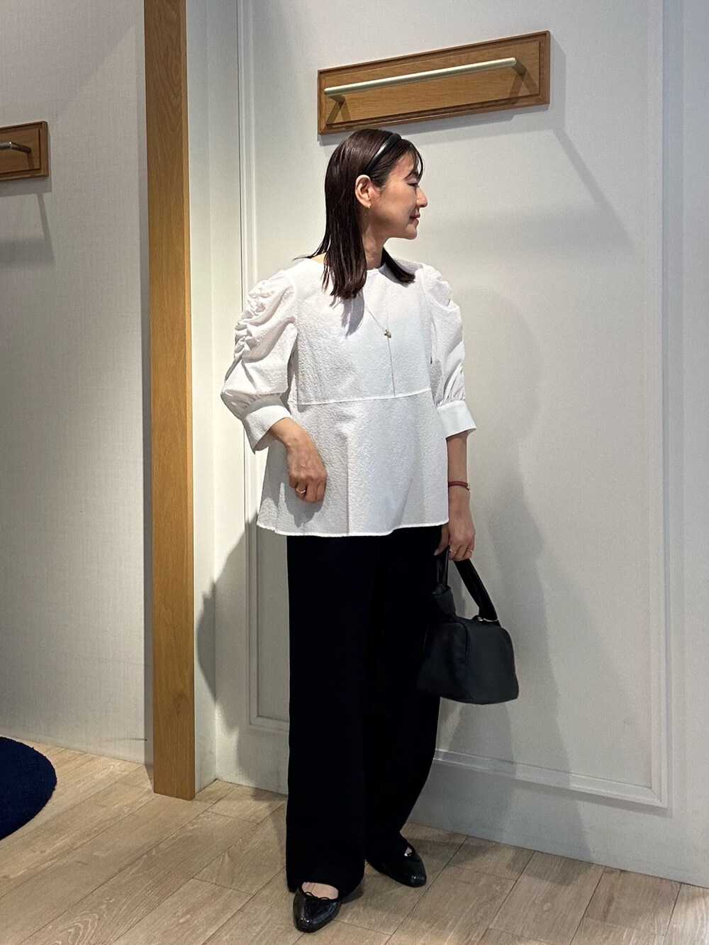 ホワイト系のシャツ/ブラウス、ブルー系のその他パンツ、ブラック系のショルダーバッグを着用したレディースの春コーディネートの3枚目の写真