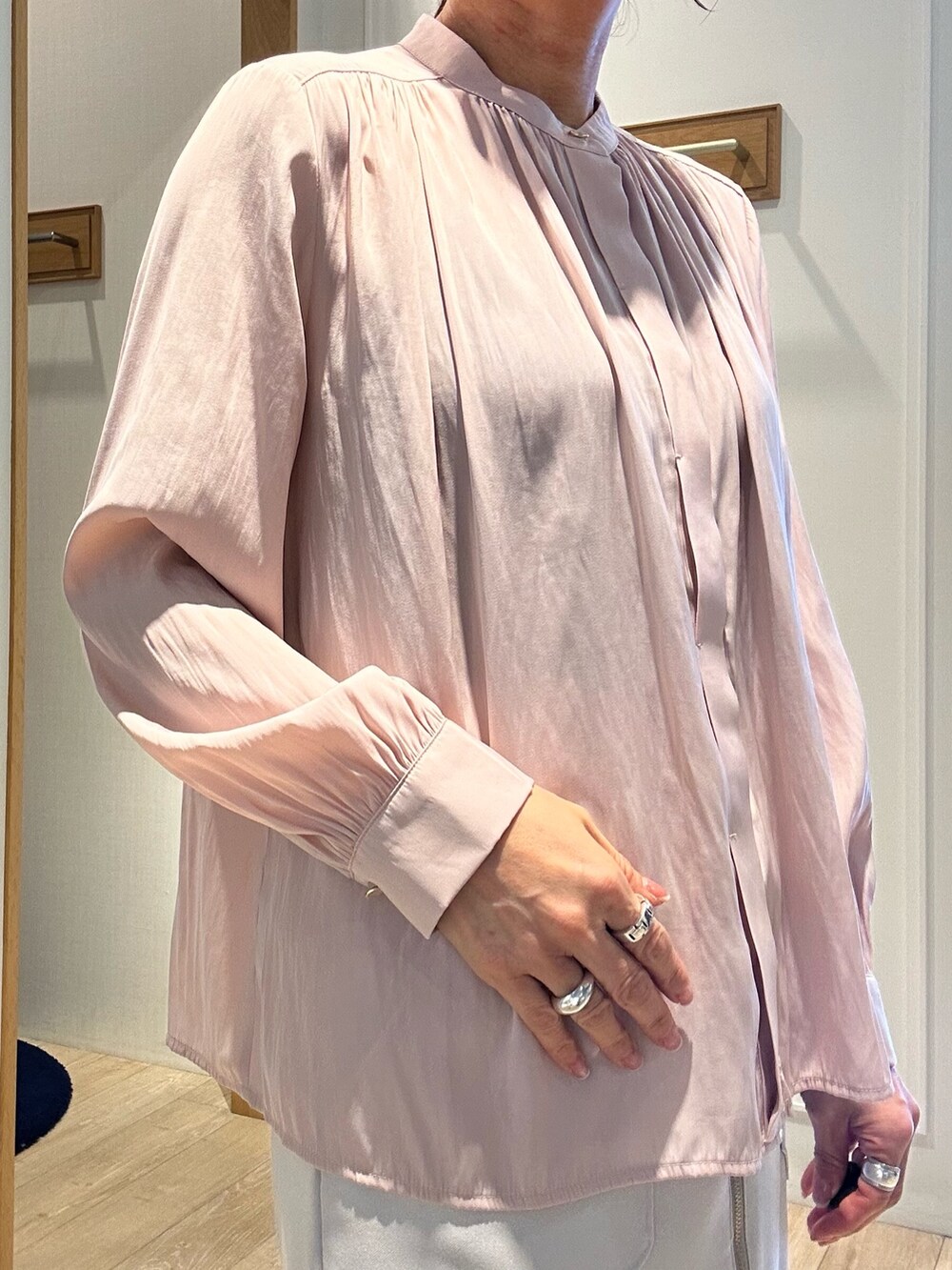 ピンク系のシャツ/ブラウス、ベージュ系のスカートを着用したレディースの春コーディネートの8枚目の写真