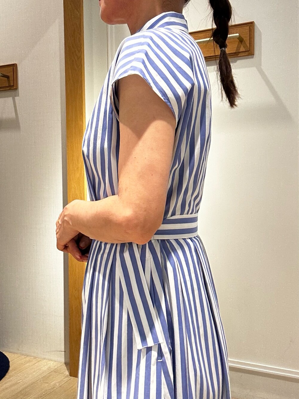 ブルー系のワンピースを着用したレディースの夏コーディネートの6枚目の写真