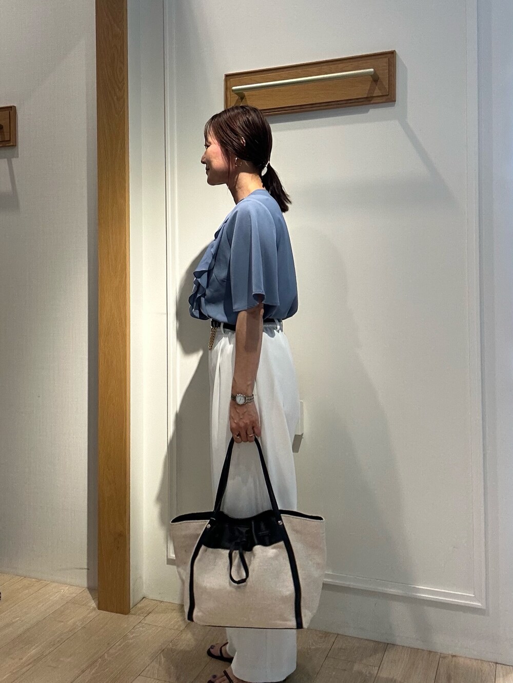 ブルー系のシャツ/ブラウス、ブラック系のサンダル、ブラック系のベルトを着用したレディースの夏コーディネートの2枚目の写真