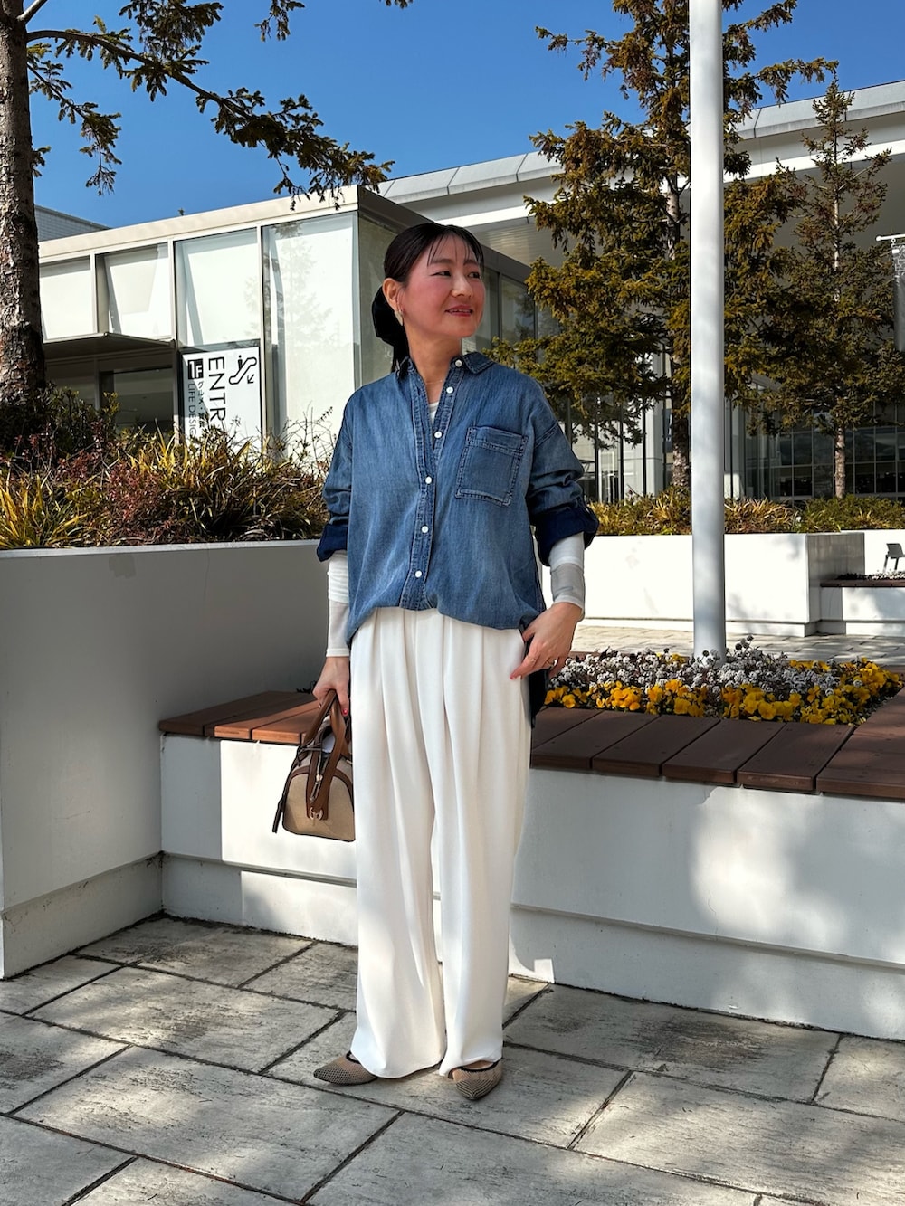 イエロー系のその他アウター、ブルー系のシャツ/ブラウス、ホワイト系のその他パンツを着用したレディースの冬コーディネートの7枚目の写真