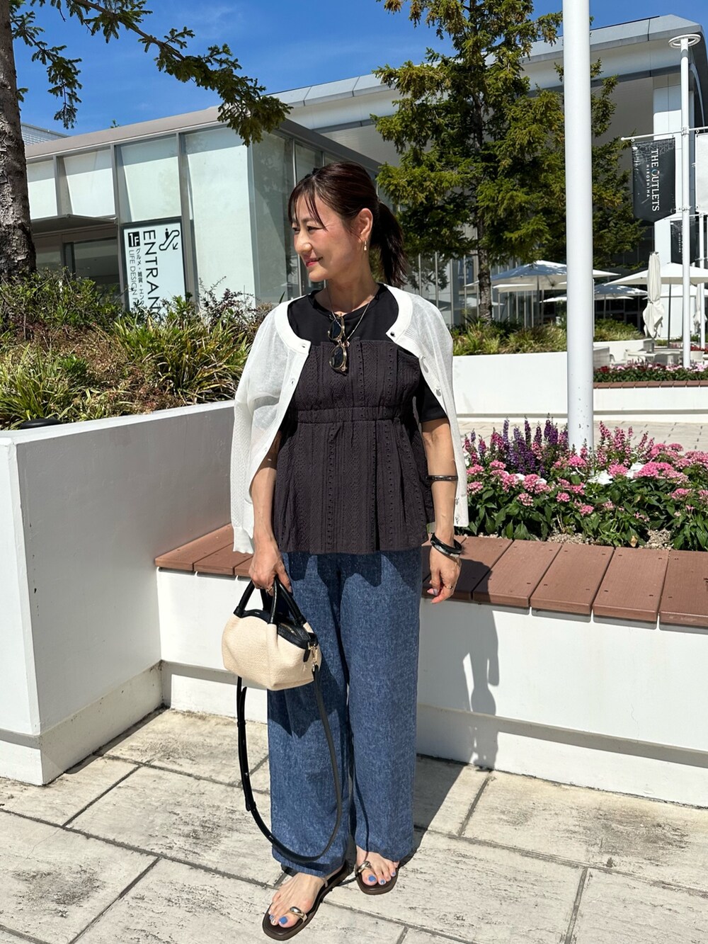 グレー系のTシャツ/カットソー、ブルー系のその他パンツ、ホワイト系のカーディガン/ボレロを着用したレディースの夏コーディネートの10枚目の写真