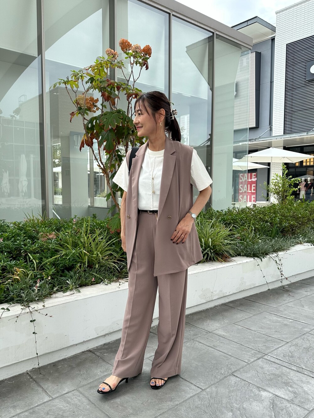 イエロー系のテーラードジャケット、イエロー系のその他パンツ、ホワイト系のTシャツ/カットソーを着用したレディースの夏コーディネートの2枚目の写真