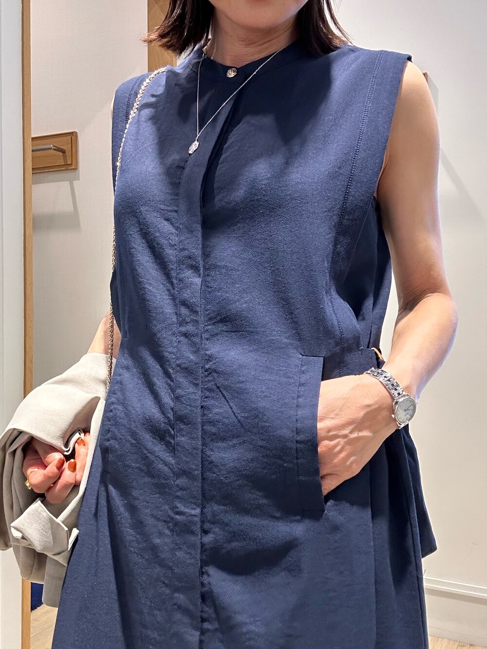 「サンダル、カジュアルスタイル、オトナ女子、春服コーデ、大人ファッション、夏コーデ、夏ファッション、大人可愛い、授業参観日コーデ、ワンピーススタイル、ワンピース、低身長、低身長コーデ、低身長女子、ジャケットスタイル」｜「MICO COULIERの麻調合繊タック切替シャツワンピース（ワンピース、ブルー系）」を使った、daimonさん（骨格ナチュラル・レディース・154cm）の春コーディネートの5枚目の写真