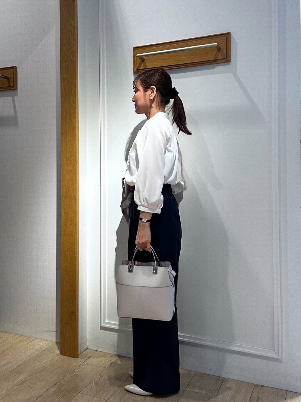 ホワイト系のシャツ/ブラウス、ベージュ系のノーカラージャケット、ブルー系のその他パンツを着用したレディースの春コーディネートの3枚目の写真
