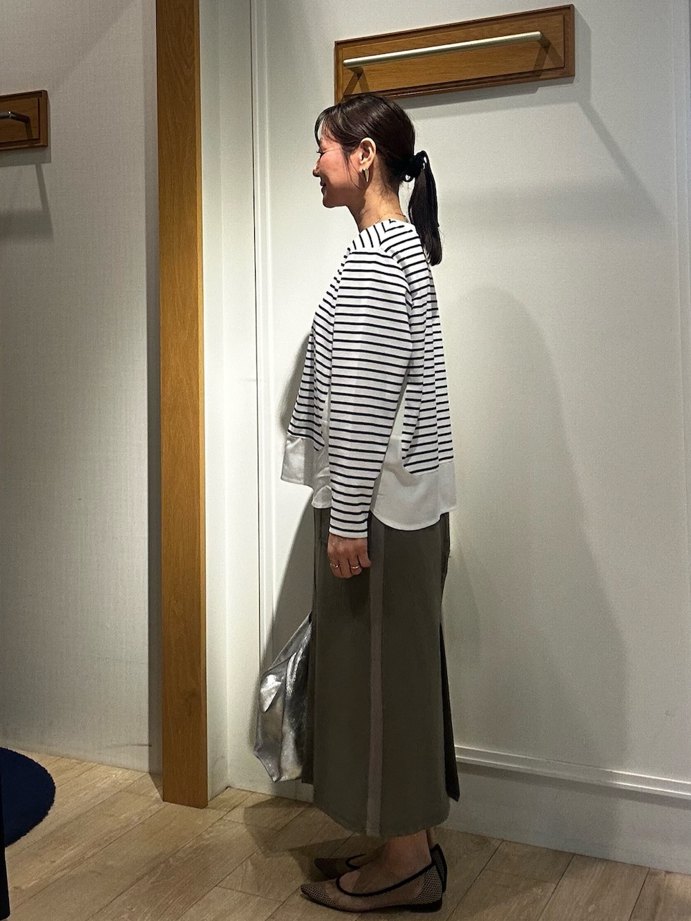 イエロー系のその他アウター、ホワイト系のカーディガン/ボレロ、ホワイト系のTシャツ/カットソーを着用したレディースの春コーディネートの6枚目の写真