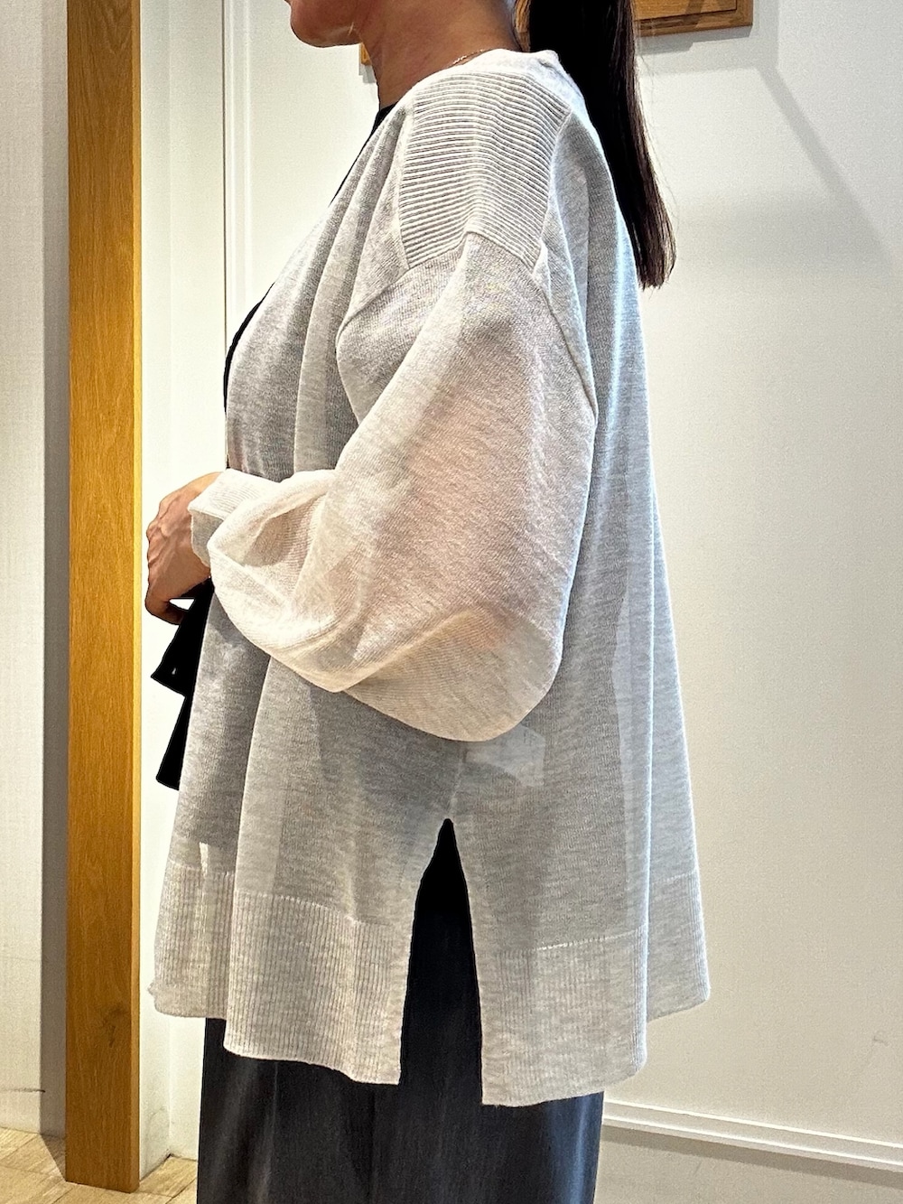 ベージュ系のカーディガン/ボレロ、ホワイト系のTシャツ/カットソー、グレー系のその他パンツを着用したレディースの夏コーディネートの5枚目の写真