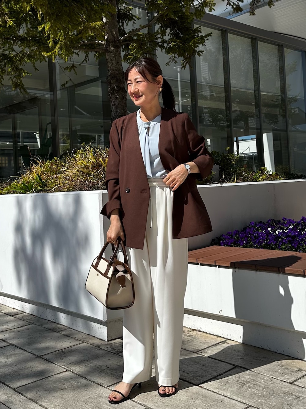 ブラウン系のノーカラージャケット、ブルー系のシャツ/ブラウス、ホワイト系のその他パンツを着用したレディースの春コーディネートの8枚目の写真