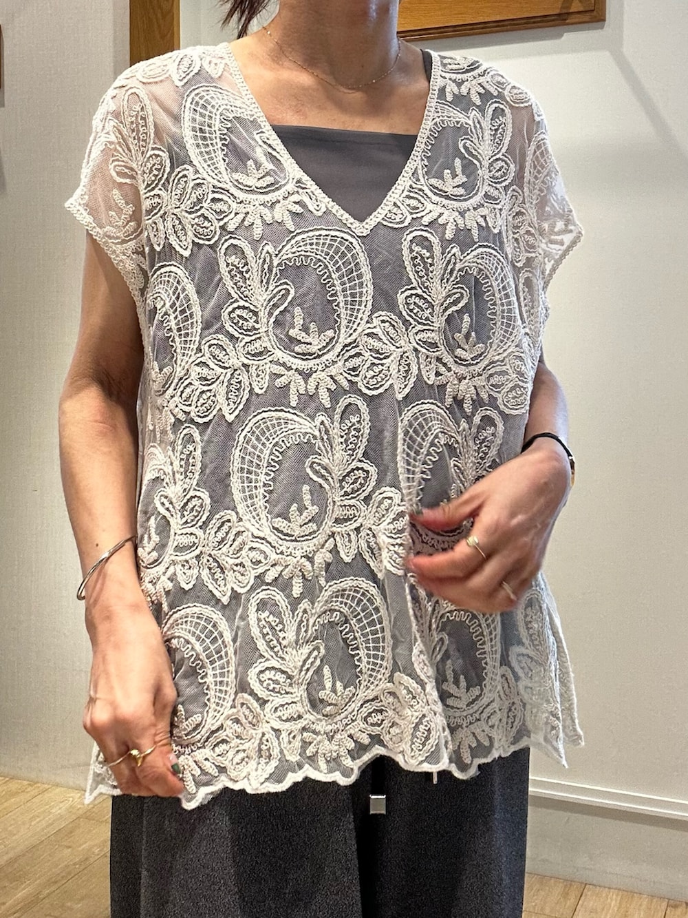 グレー系のシャツ/ブラウス、ホワイト系のシャツ/ブラウス、グレー系のTシャツ/カットソーを着用したレディースの春コーディネートの4枚目の写真