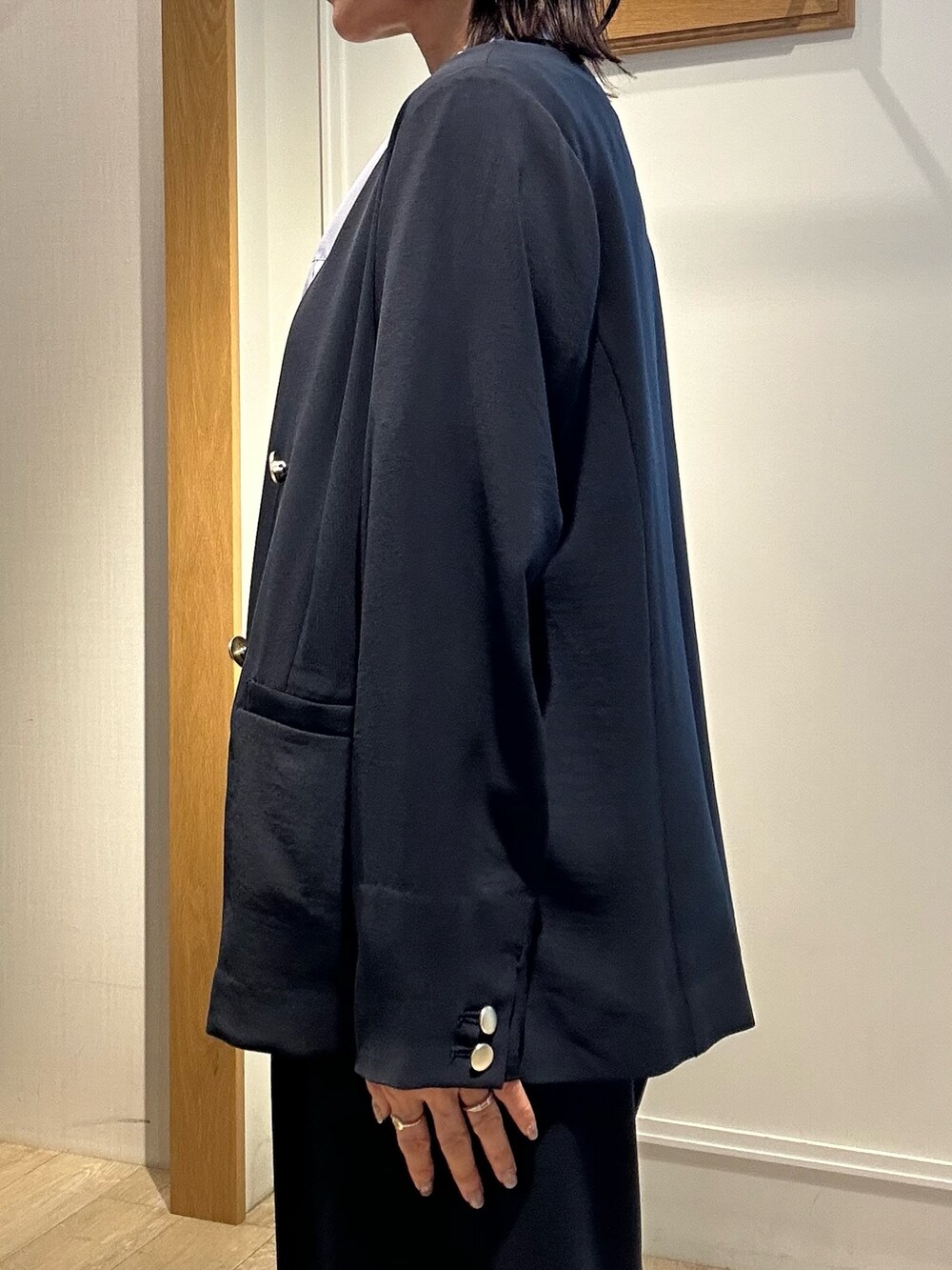 ブルー系のノーカラージャケット、ブルー系のシャツ/ブラウス、ブルー系のその他パンツを着用したレディースの夏コーディネートの6枚目の写真