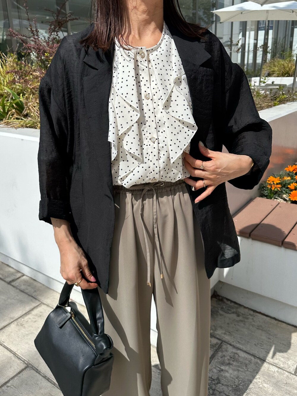 グリーン系のその他パンツ、ブラック系のショルダーバッグ、ホワイト系のシャツ/ブラウスを着用したレディースの春コーディネートの4枚目の写真