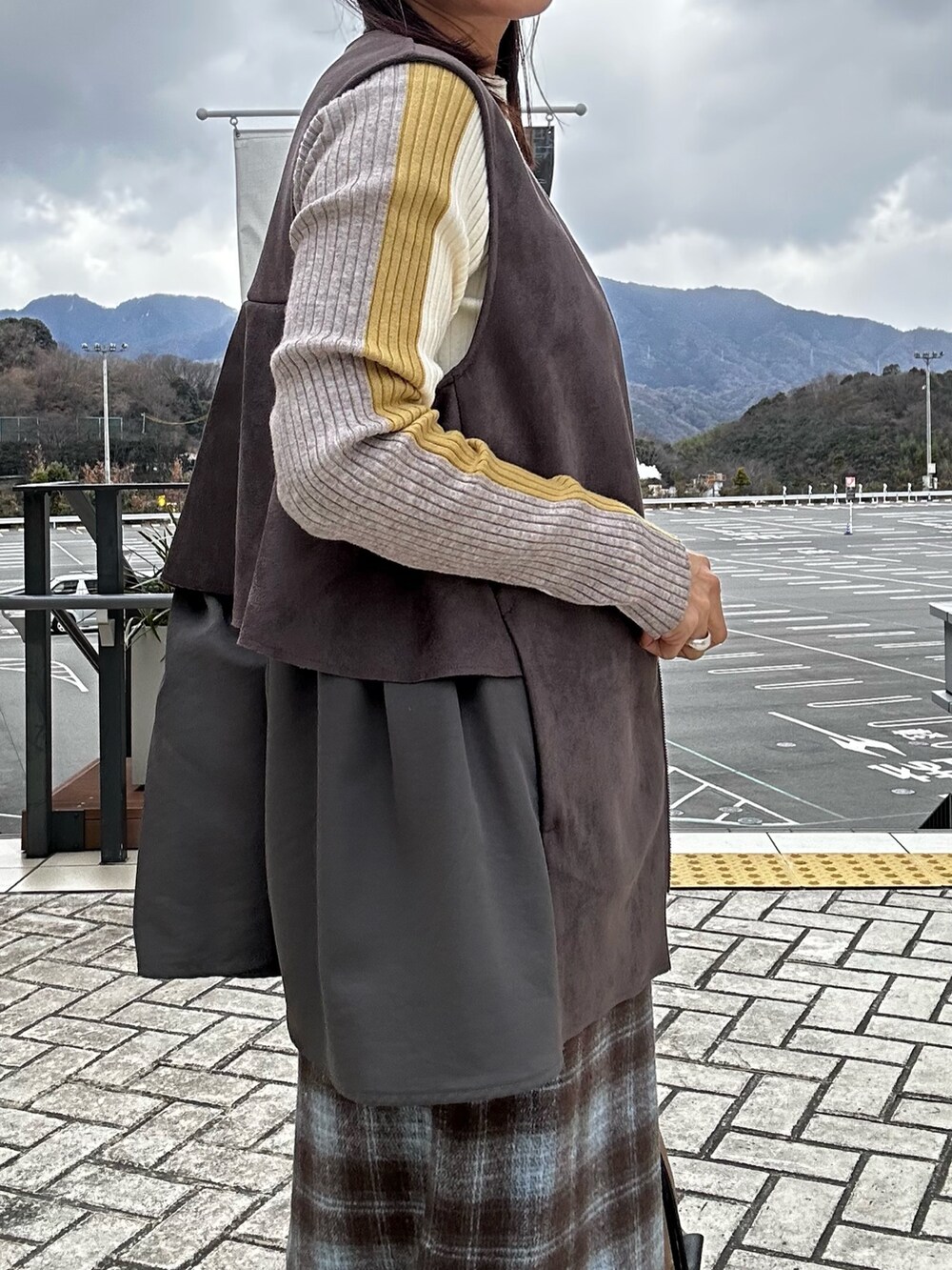 グレー系のその他パンツ、グレー系のブルゾン、ホワイト系のニット/セーターを着用したレディースの冬コーディネートの5枚目の写真