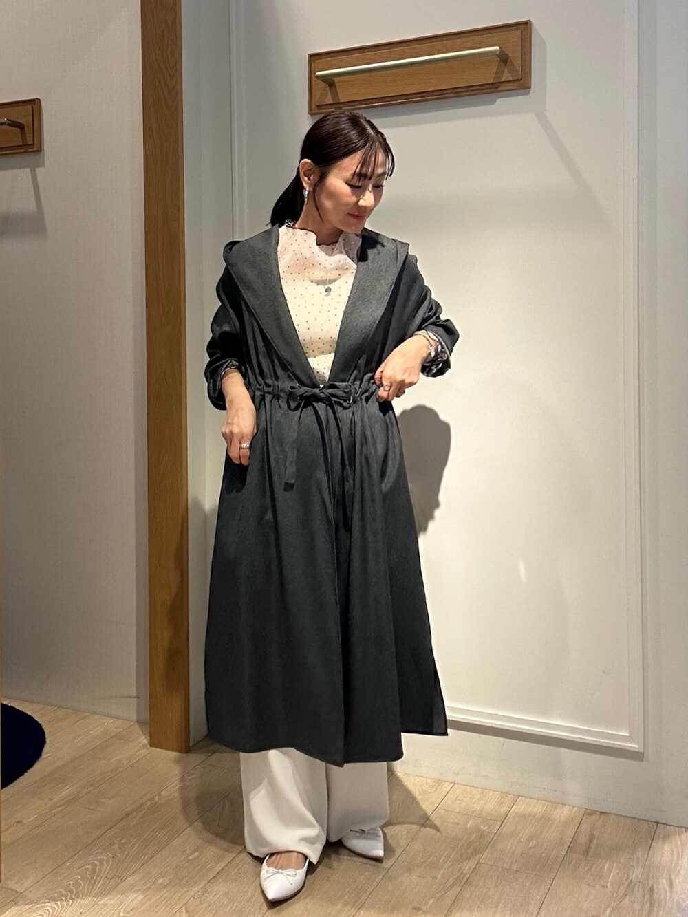ホワイト系のTシャツ/カットソー、ブルー系のボストンバッグ、ブルー系のその他アウターを着用したレディースの春コーディネートの10枚目の写真
