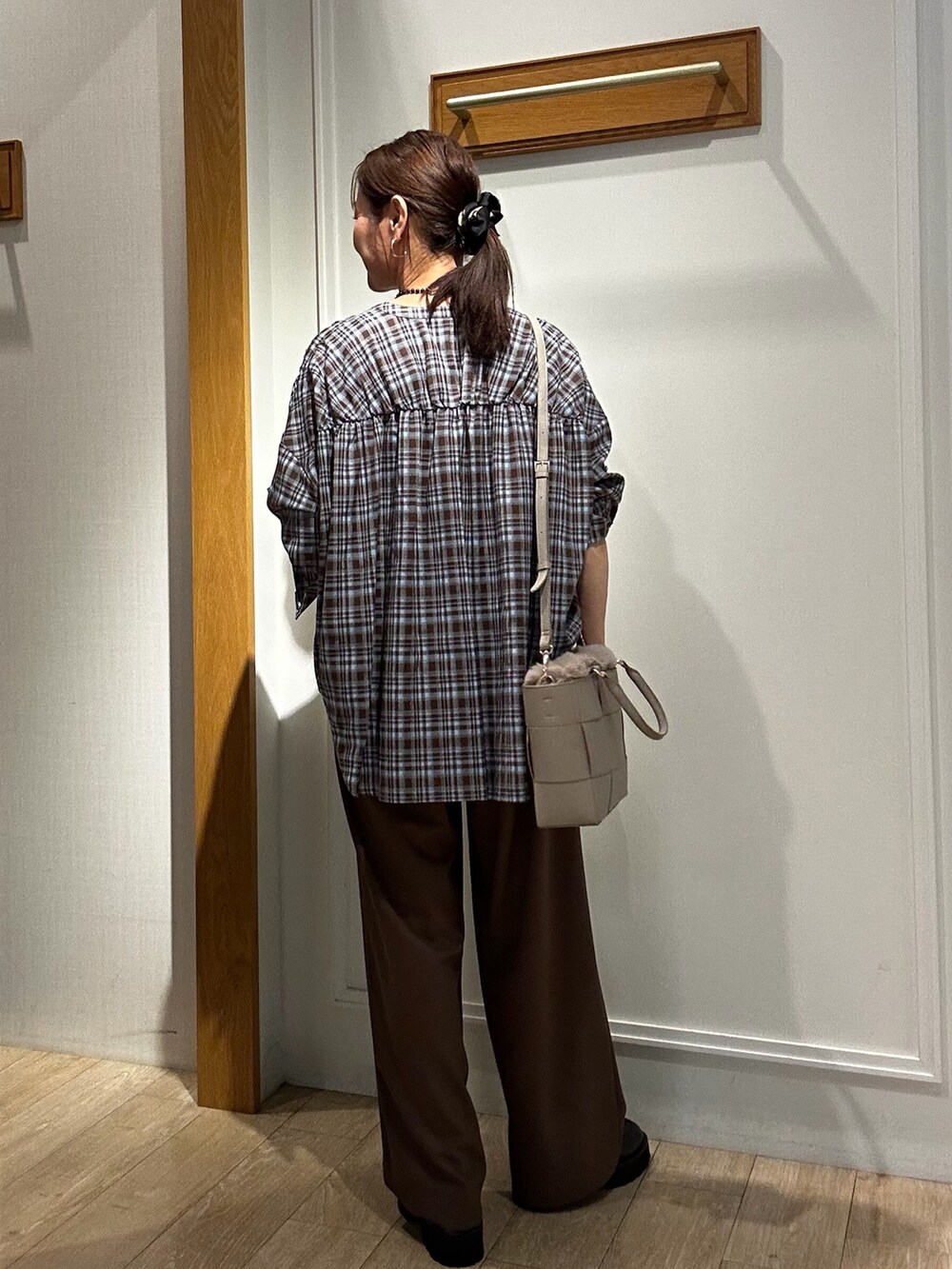ブラウン系のシャツ/ブラウス、ブラウン系のその他パンツ、ブラック系のネックレスを着用したレディースの秋コーディネートの3枚目の写真