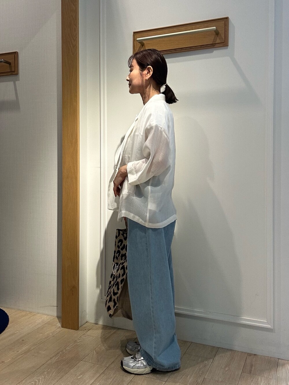 ホワイト系のテーラードジャケット、ホワイト系のTシャツ/カットソー、ブルー系のデニムパンツを着用したレディースの春コーディネートの3枚目の写真